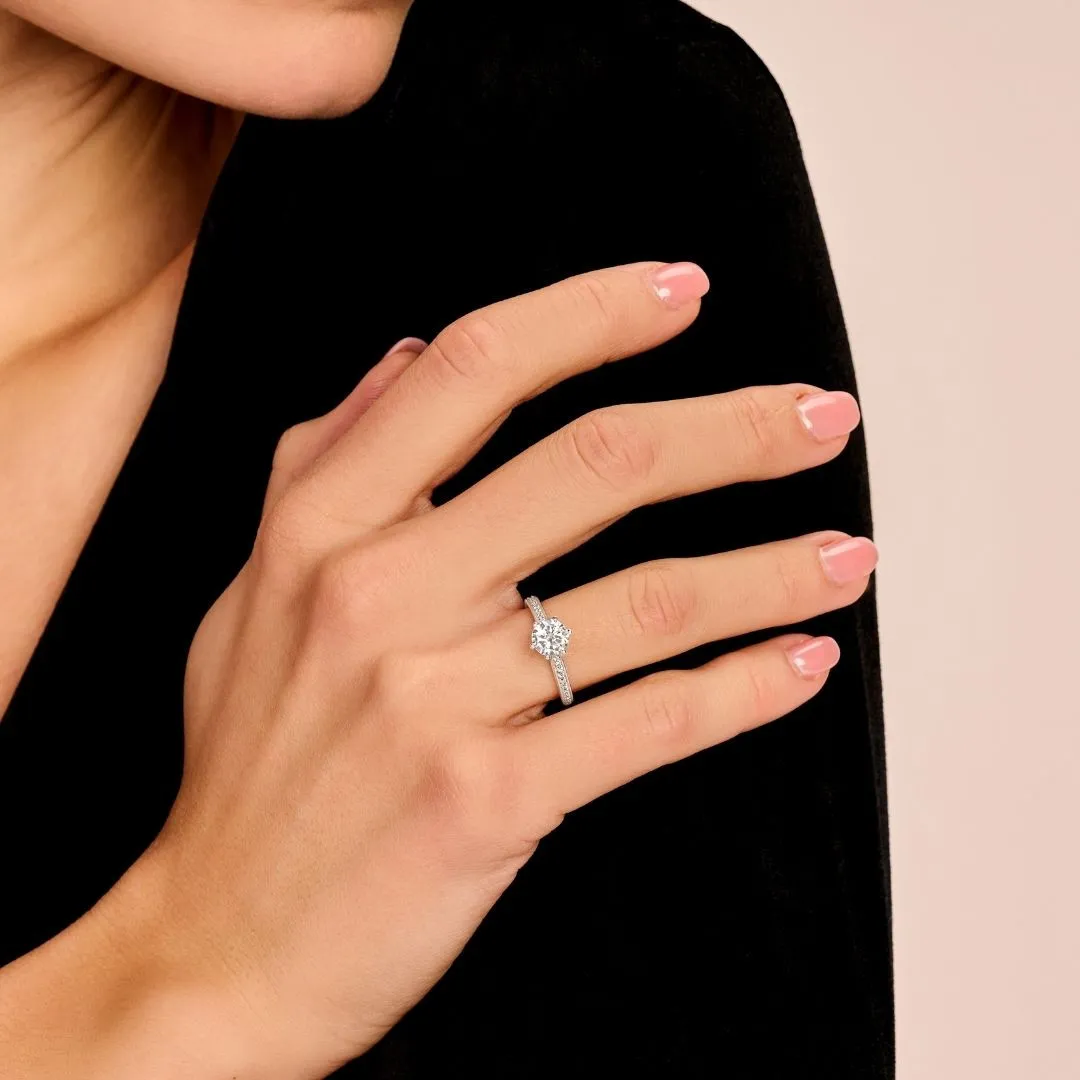 1.50 quilates anillo de oro rojo de diamantes con diamantes en los lados 