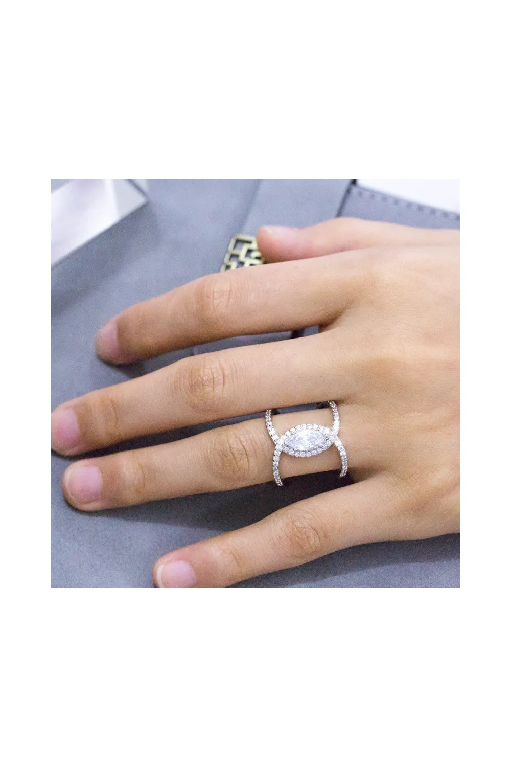 Anillo ovalado con cruz plateada