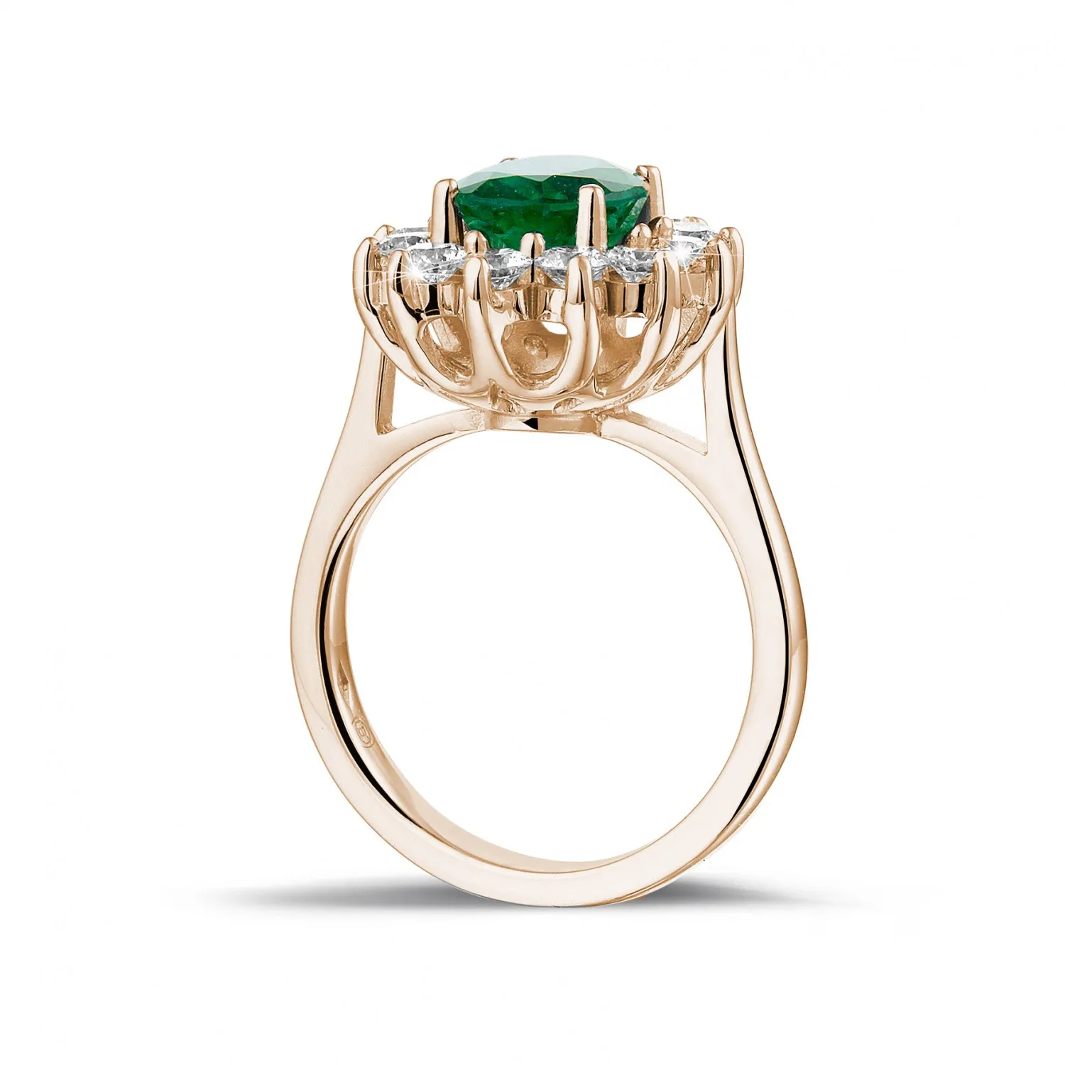 Anillo « entourage » en oro rojo con esmeralda ovalada y diamantes redondos 