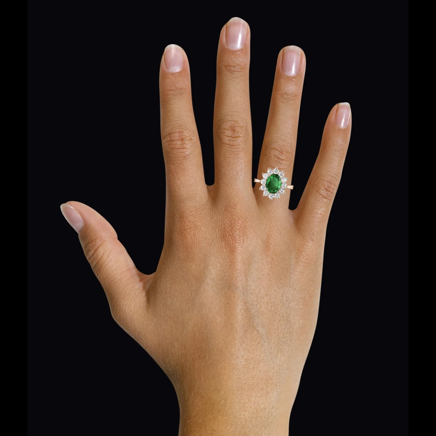 Anillo « entourage » en oro rojo con esmeralda ovalada y diamantes redondos 