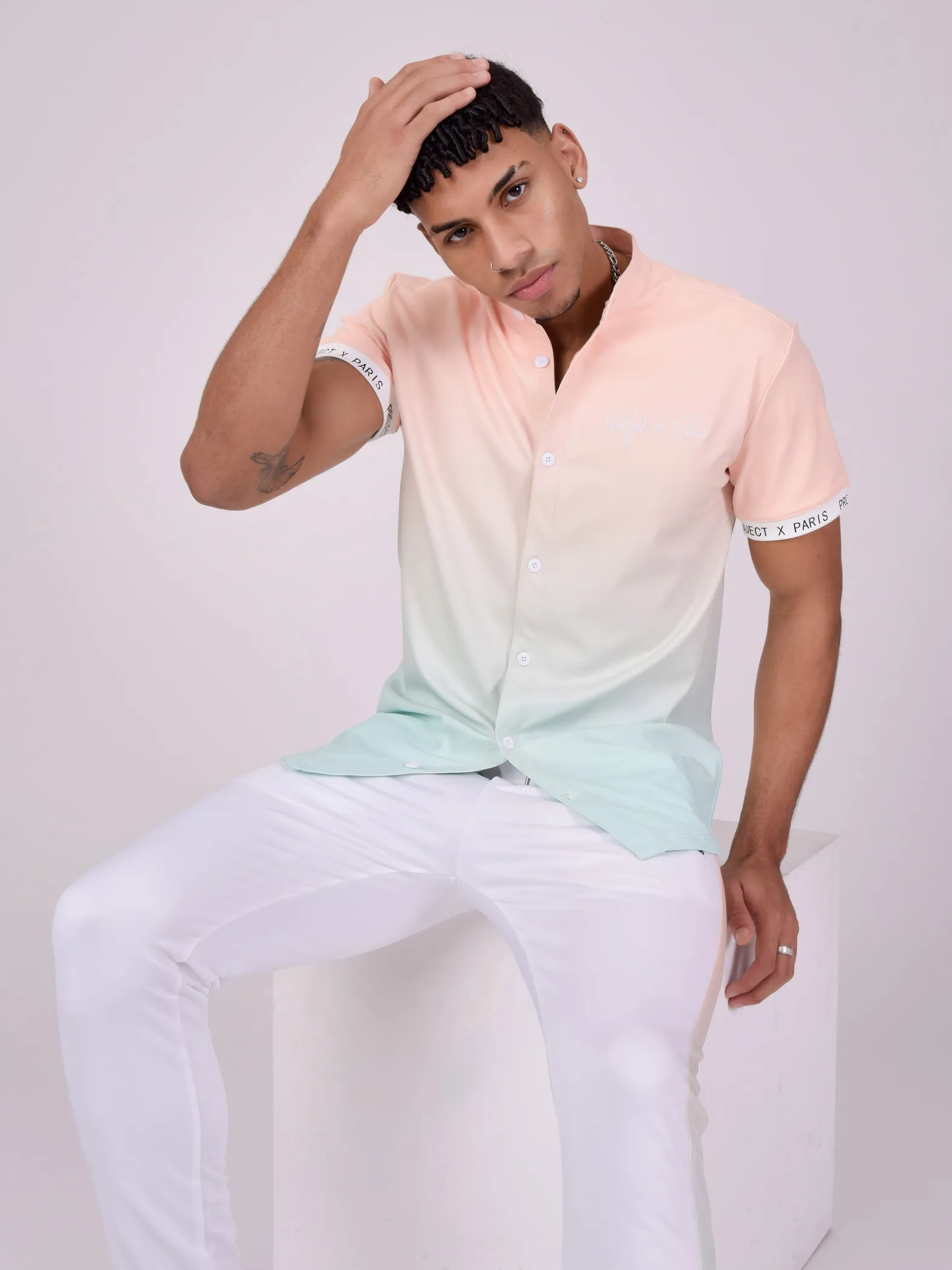 Camisa con cuello mao y estampado degradado
