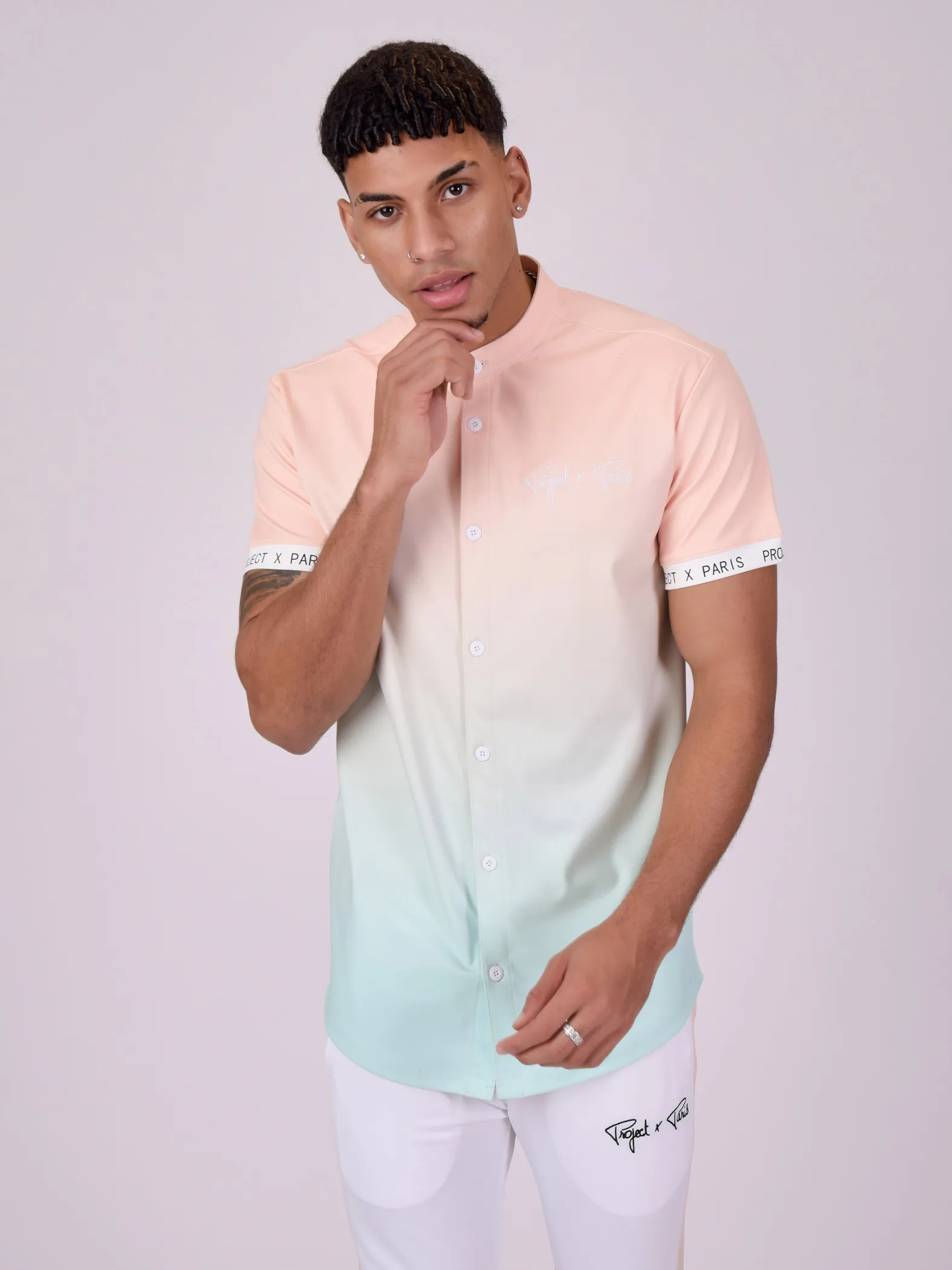 Camisa con cuello mao y estampado degradado