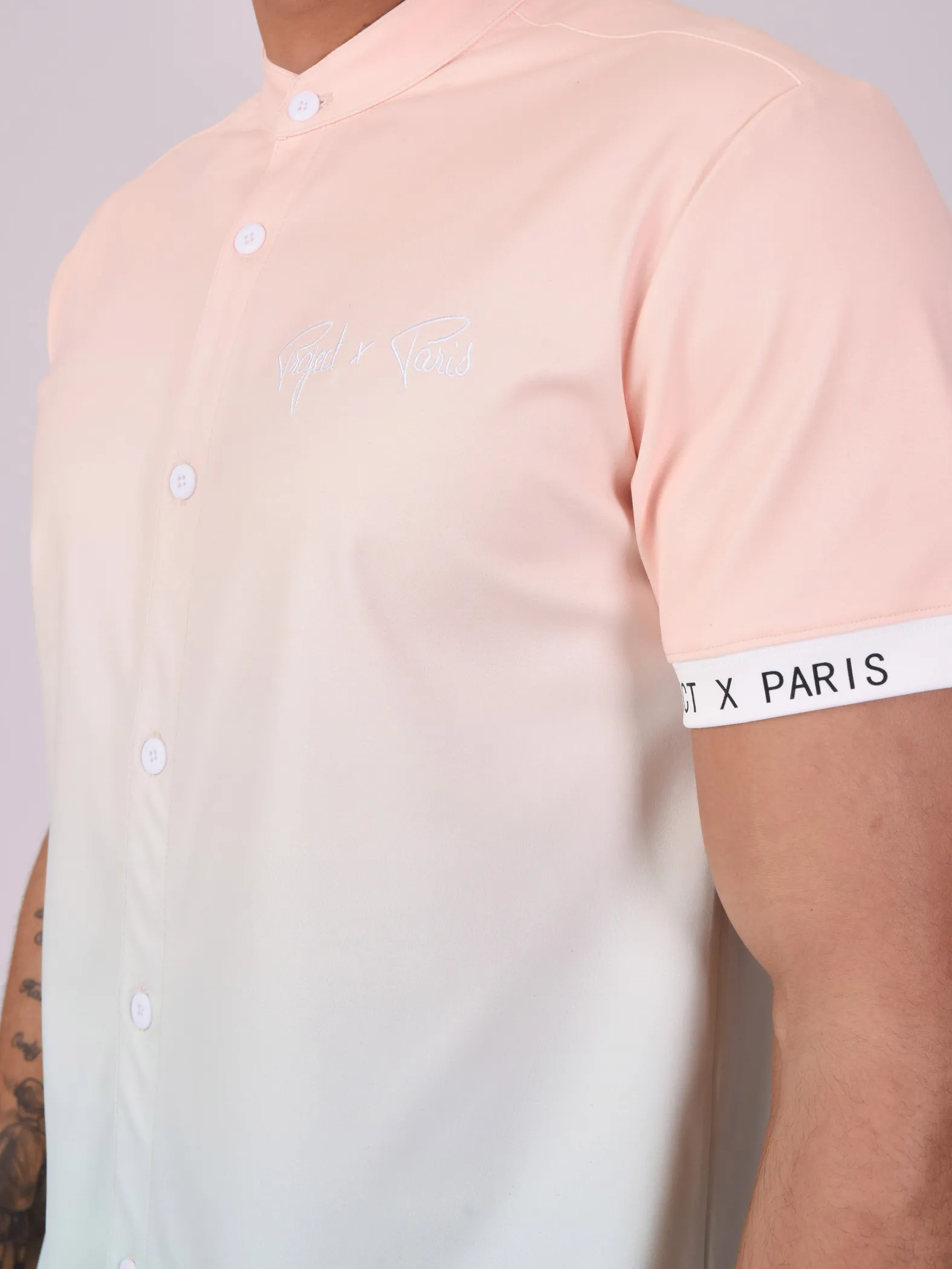 Camisa con cuello mao y estampado degradado