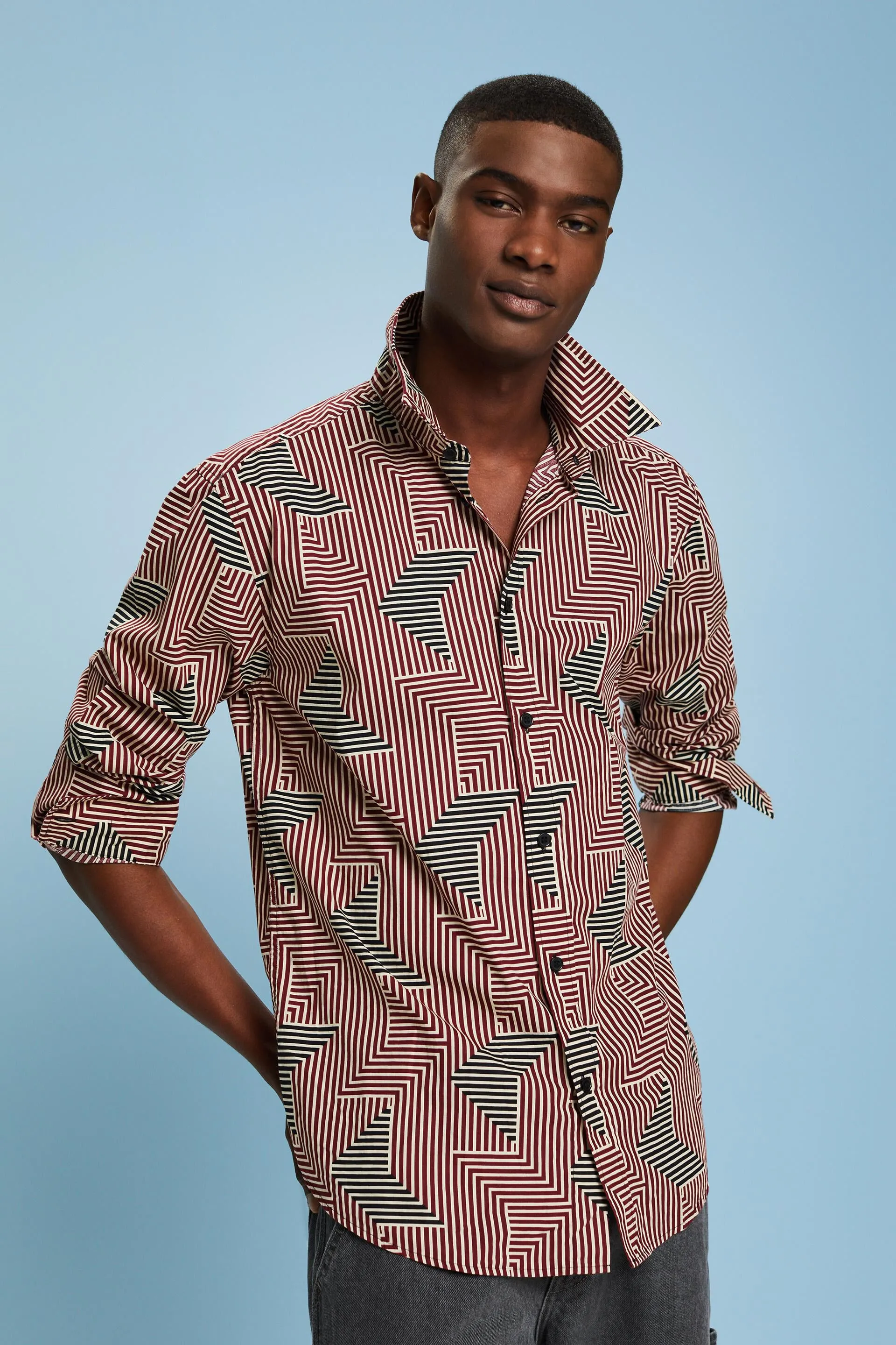 Camisa con estampado geométrico de corte normal