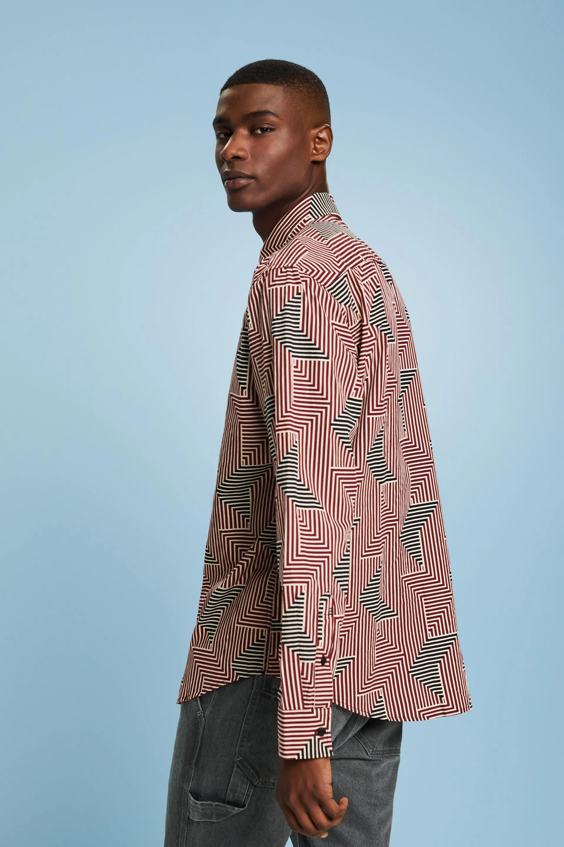 Camisa con estampado geométrico de corte normal