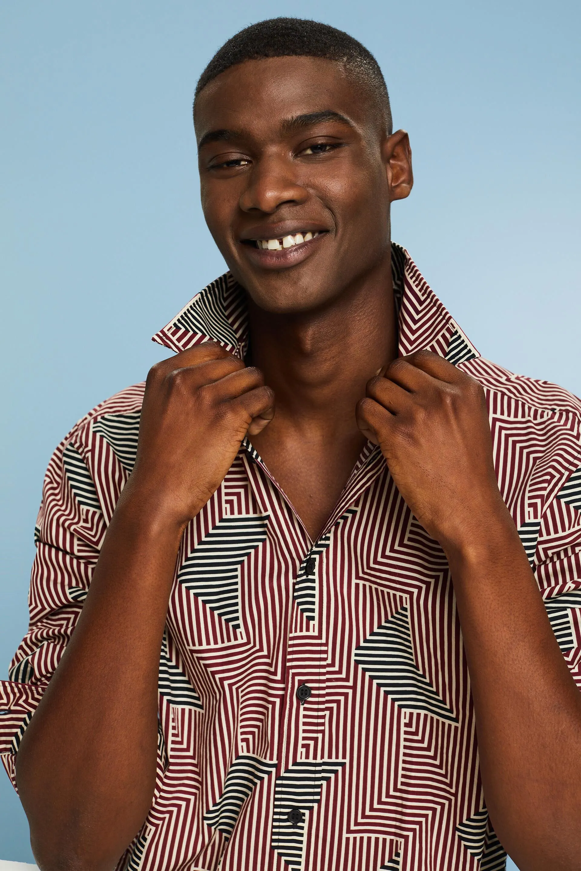 Camisa con estampado geométrico de corte normal