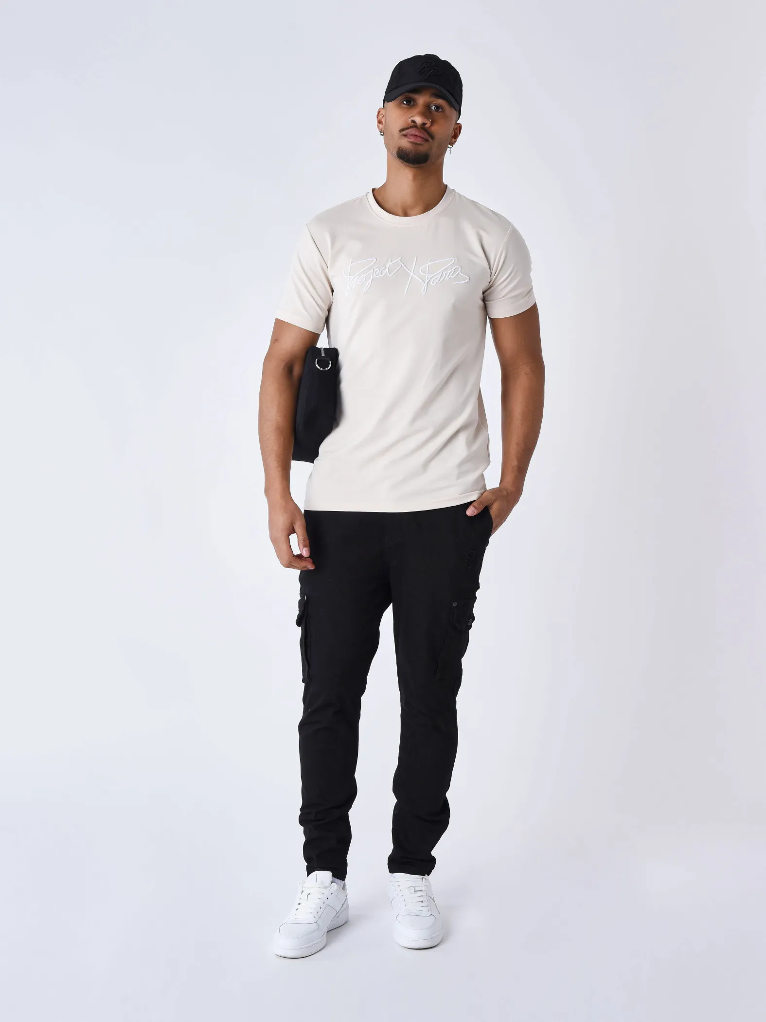 Camiseta básica con logotipo bordado