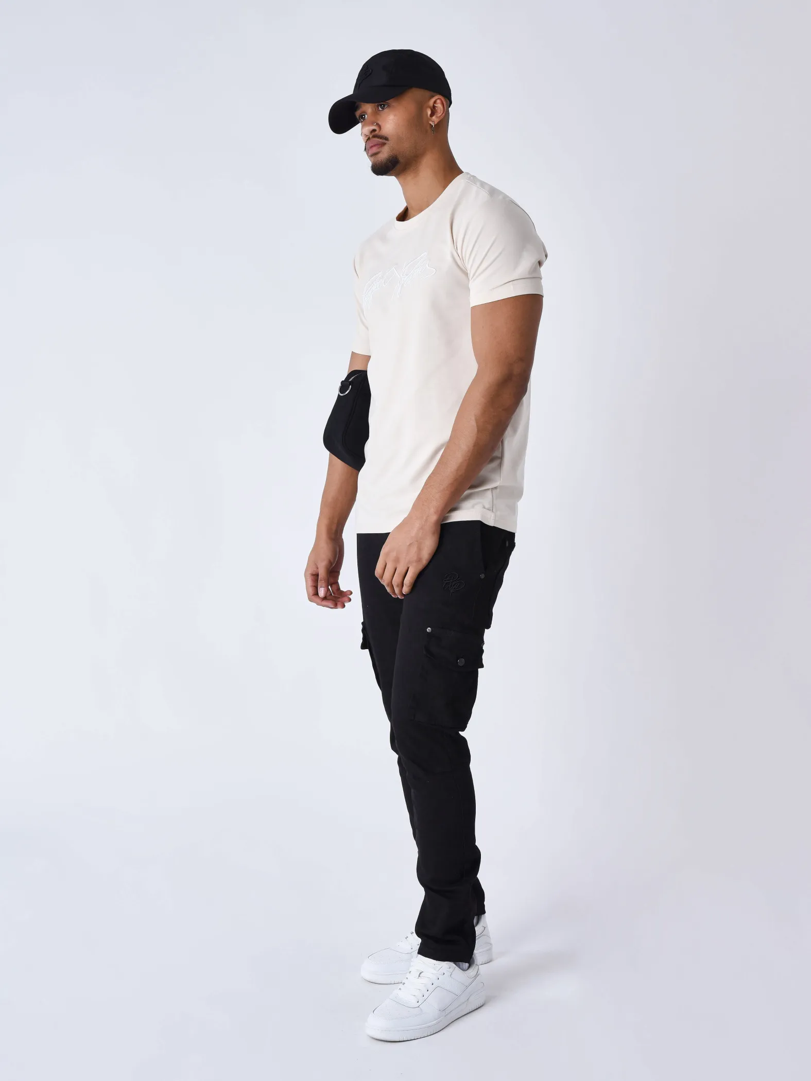 Camiseta básica con logotipo bordado