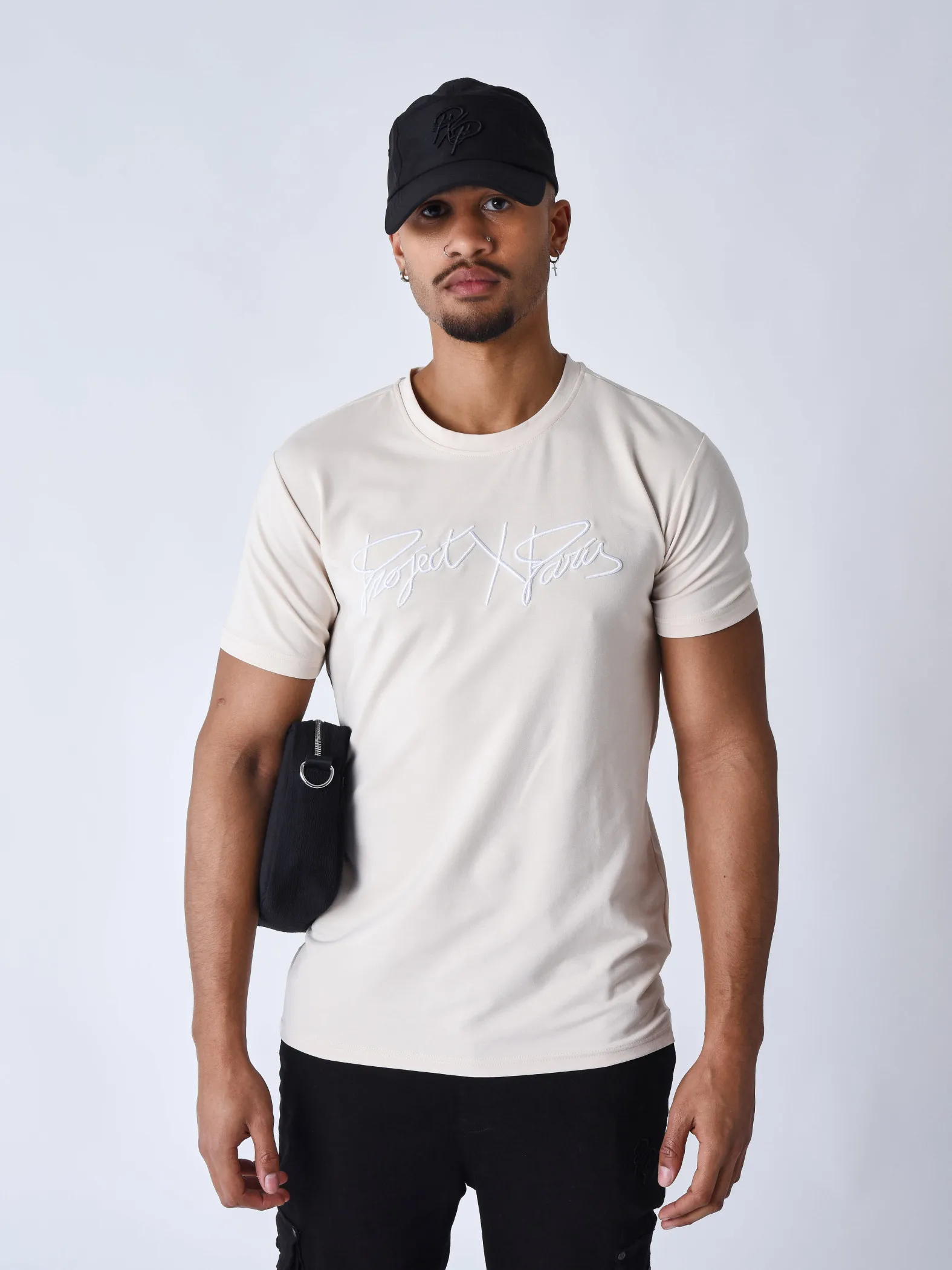 Camiseta básica con logotipo bordado