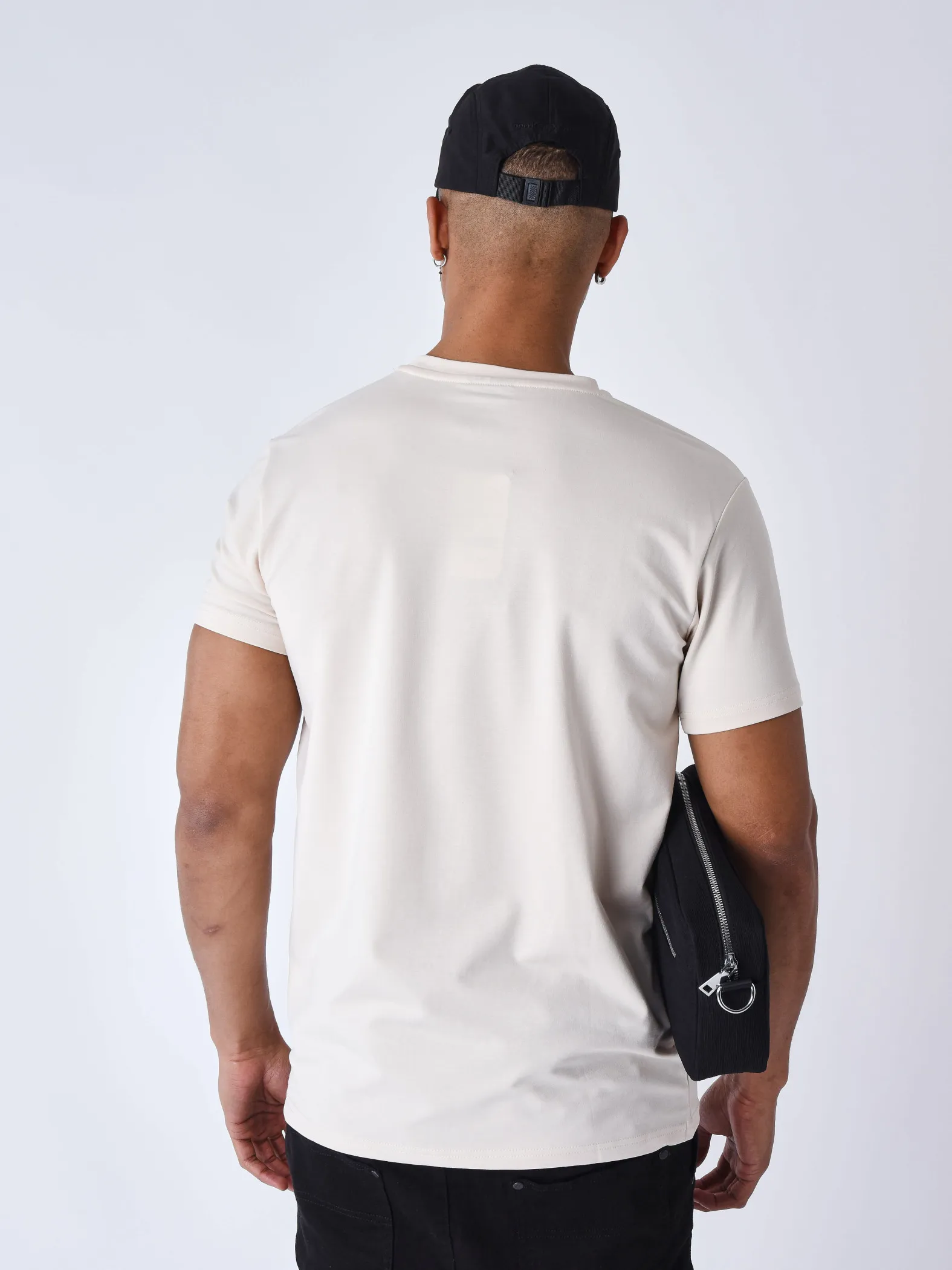 Camiseta básica con logotipo bordado