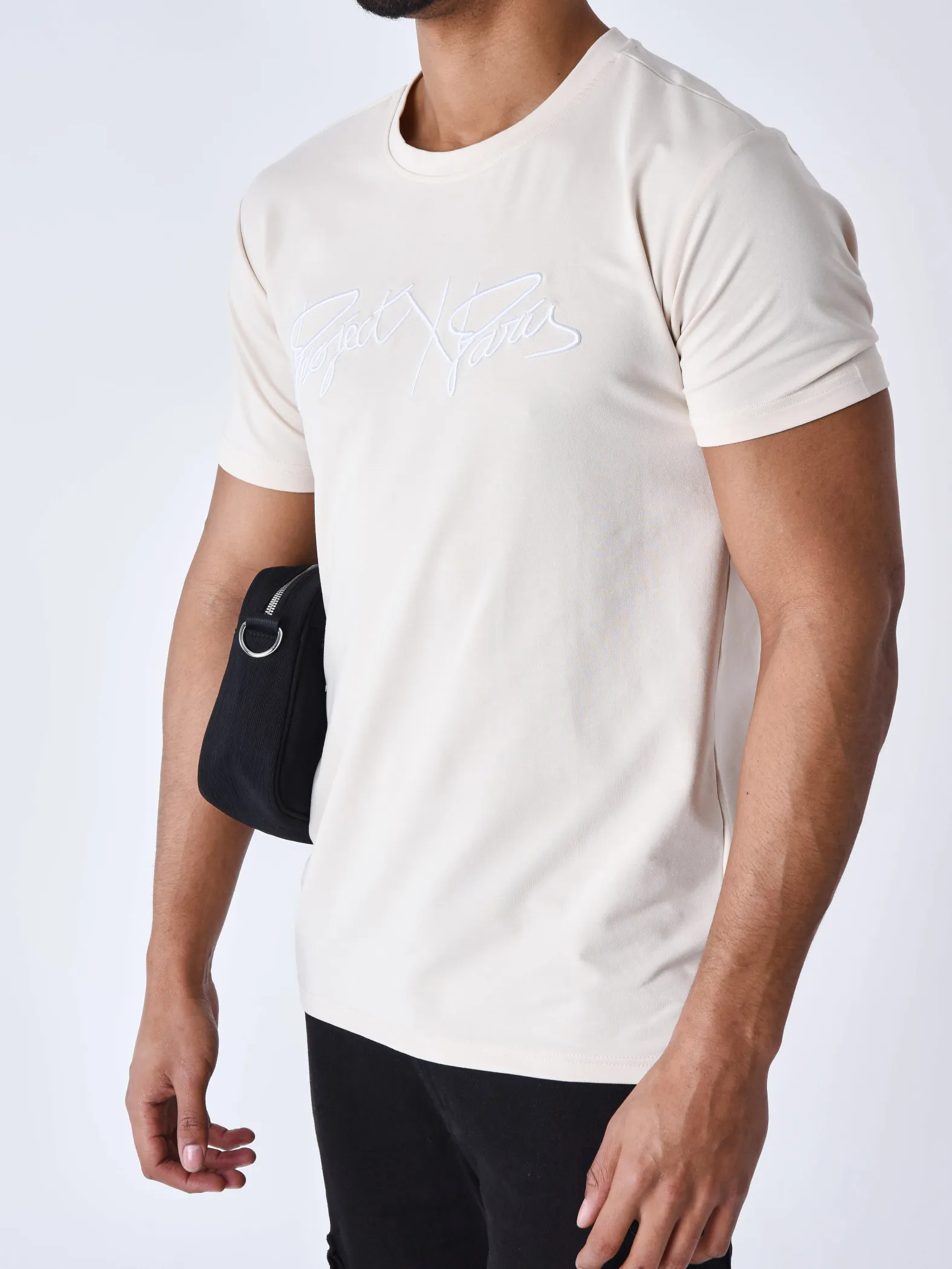 Camiseta básica con logotipo bordado