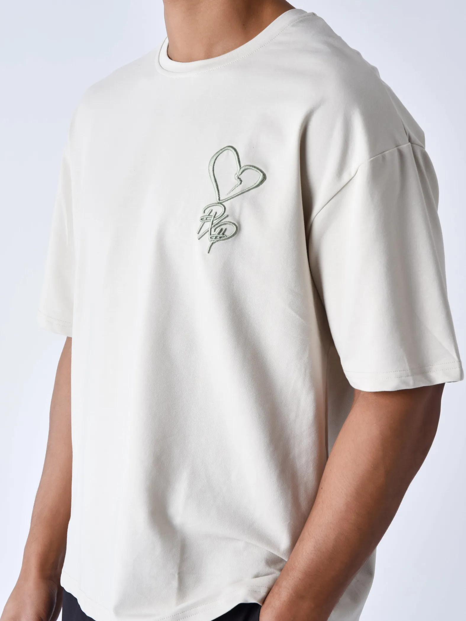 Camiseta con corazón bordado street