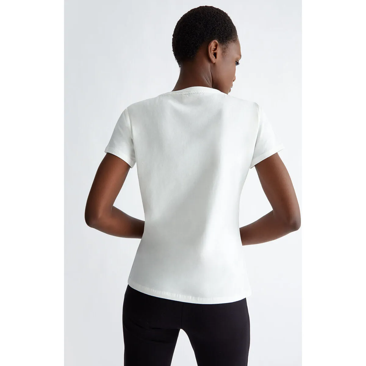 Camiseta con logotipo bordado y strass