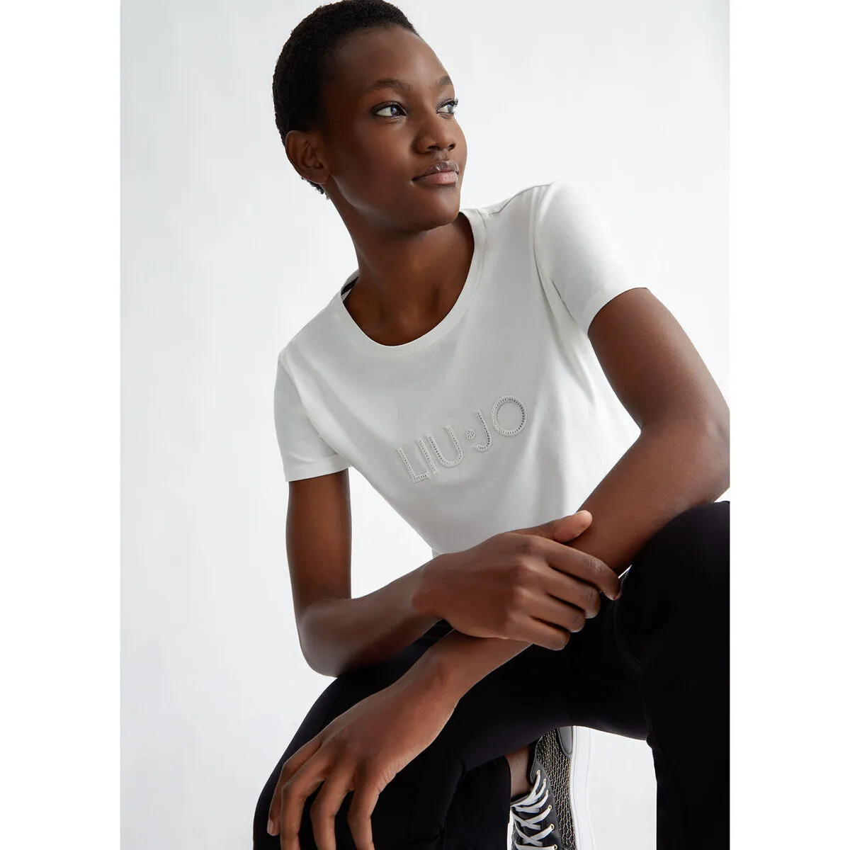 Camiseta con logotipo bordado y strass