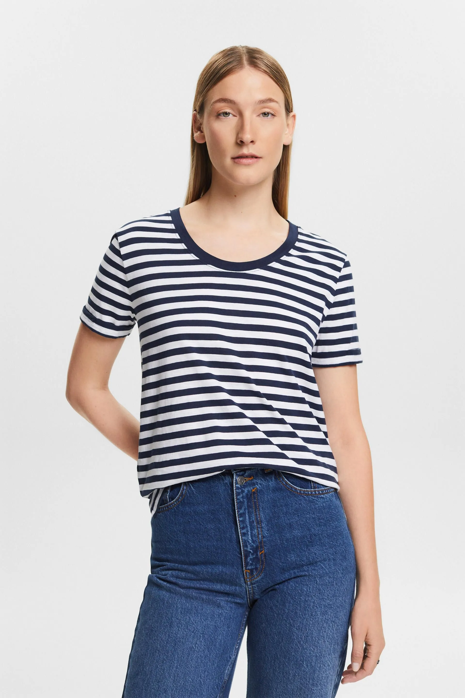 Camiseta flameada con cuello redondo