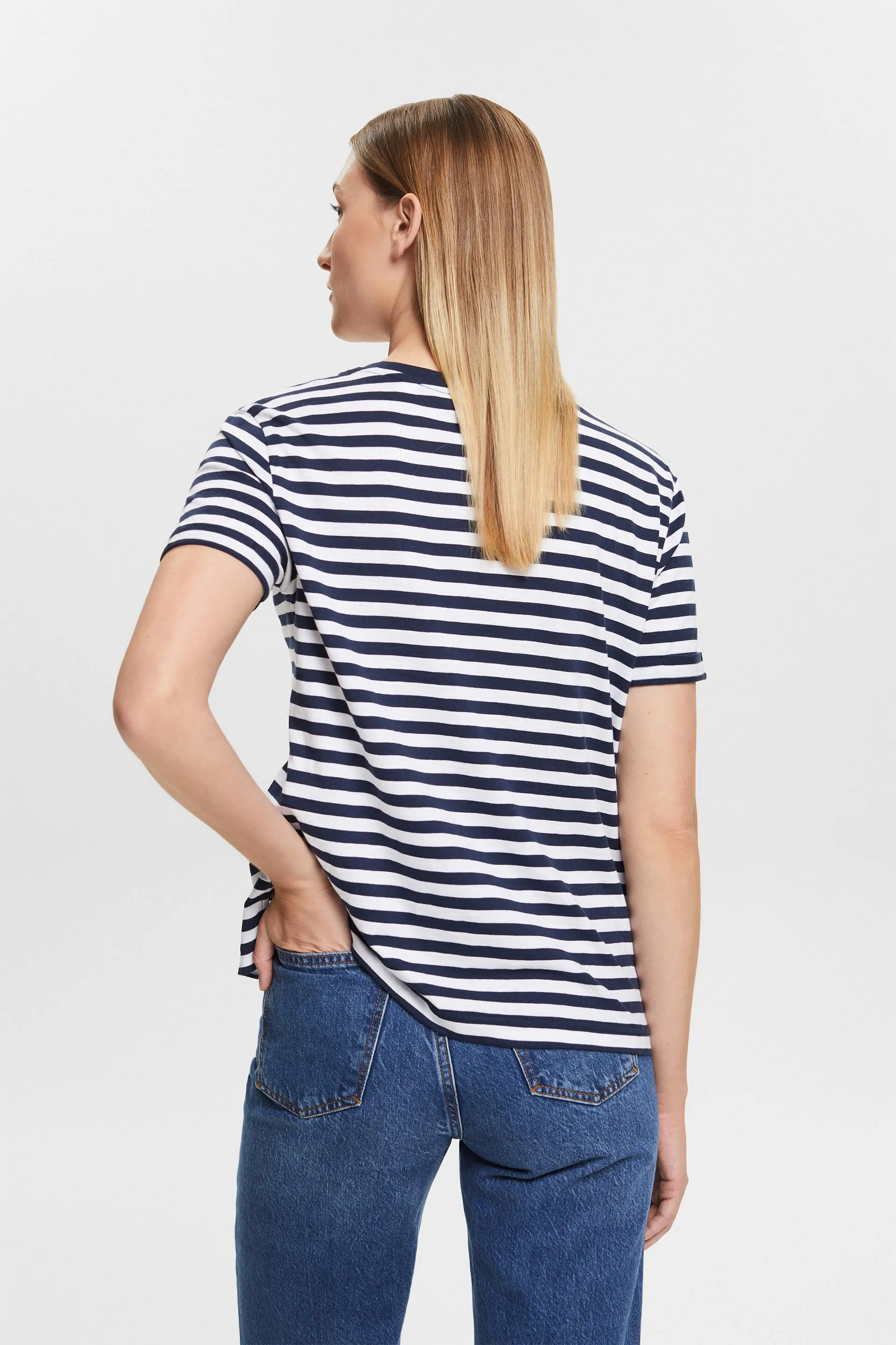 Camiseta flameada con cuello redondo