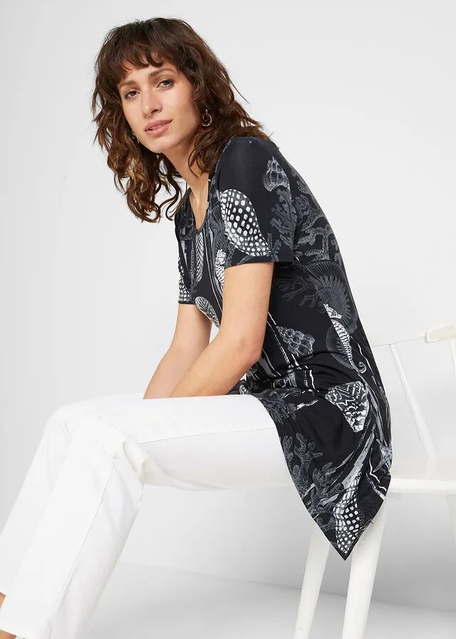 CAMISETA LARGA CON BAJO IRREGULAR NEGROBLANCO ESTAMPADO