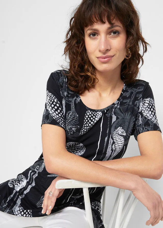 CAMISETA LARGA CON BAJO IRREGULAR NEGROBLANCO ESTAMPADO