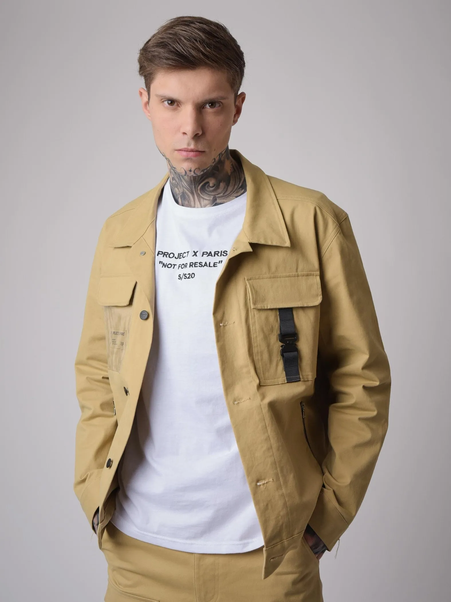 Chaqueta con bolsillo transparente y clip