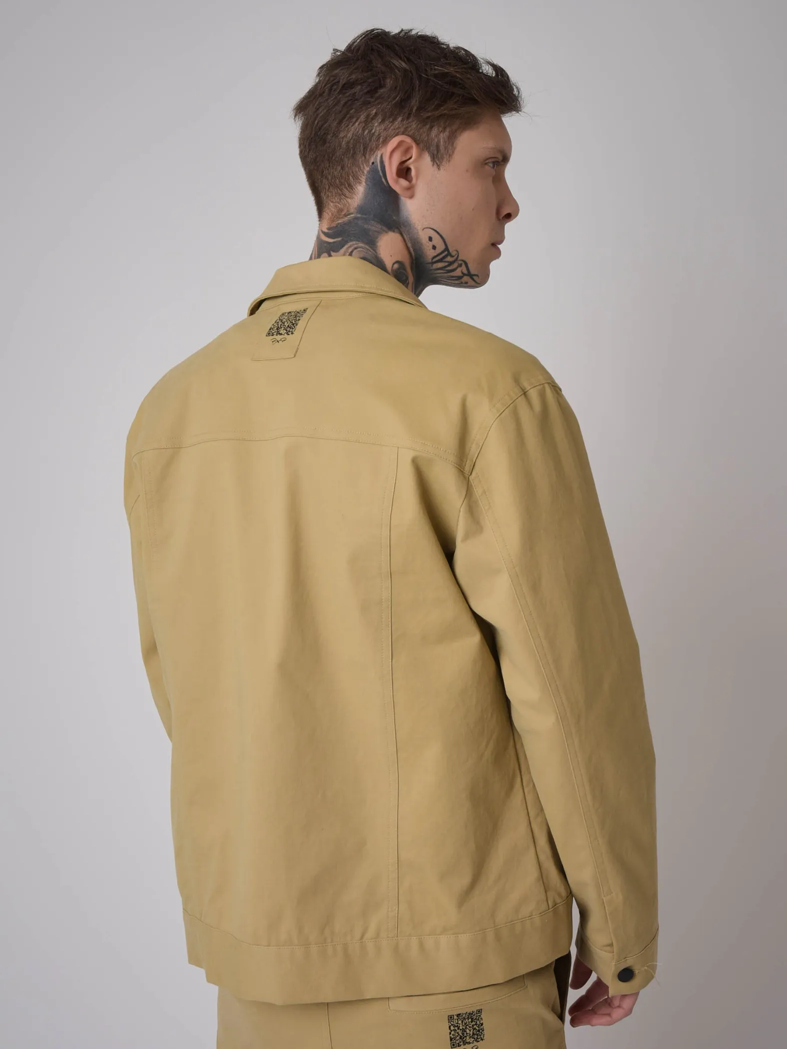 Chaqueta con bolsillo transparente y clip