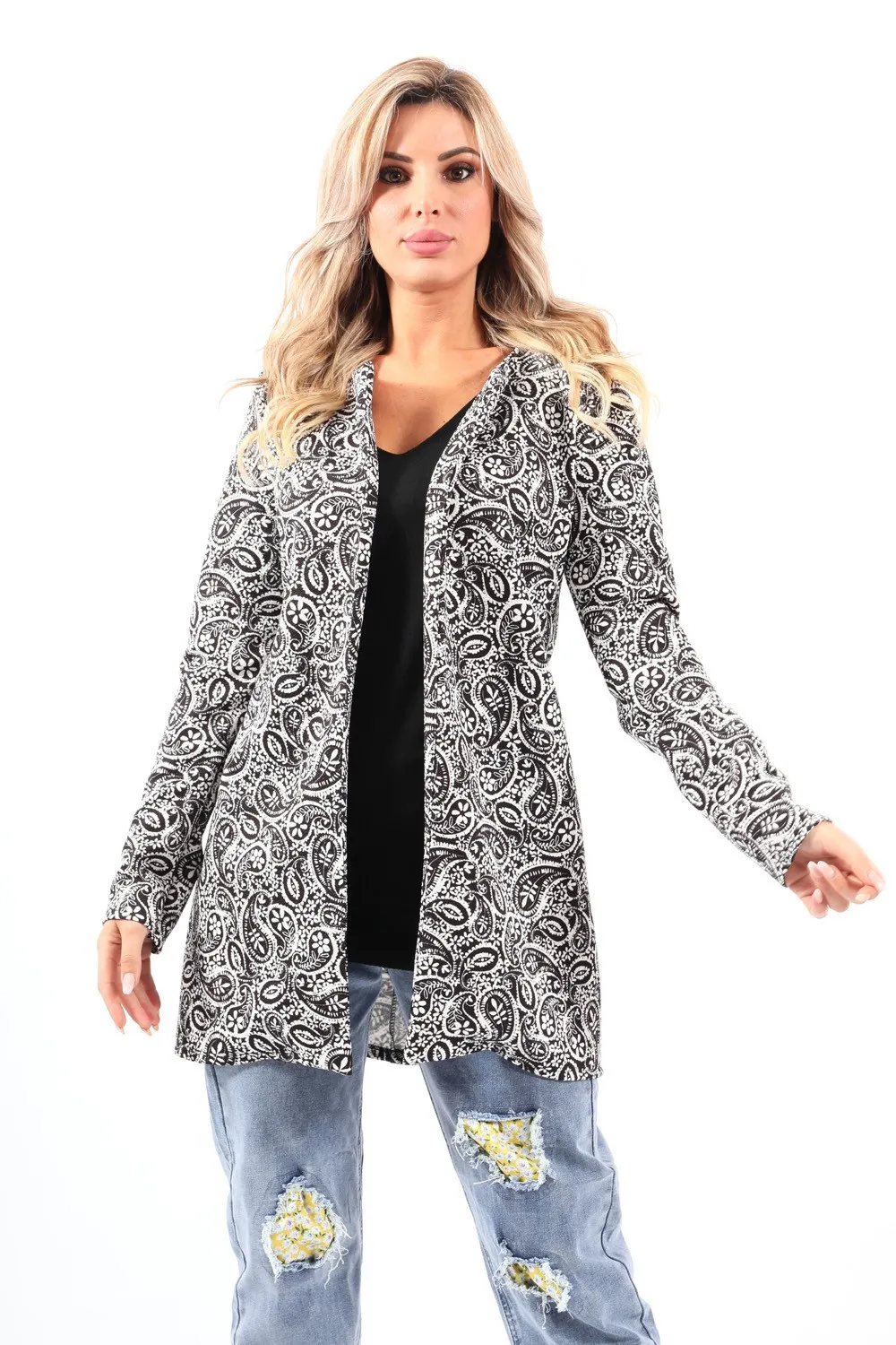 Chaqueta en blanco y negro con estampado abstracto