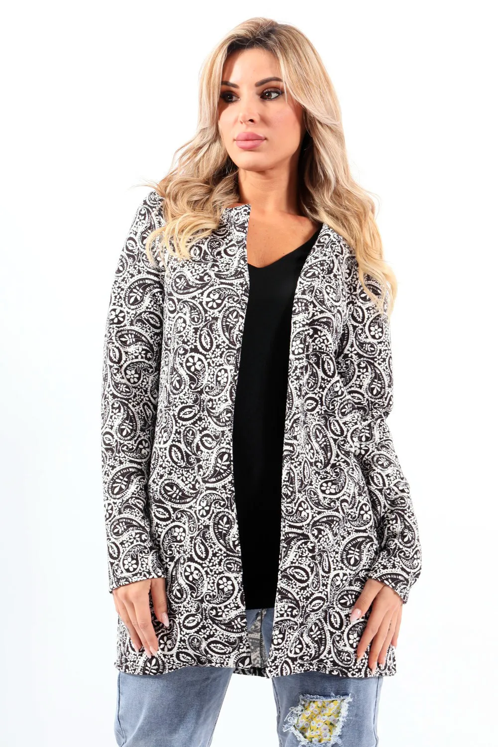 Chaqueta en blanco y negro con estampado abstracto