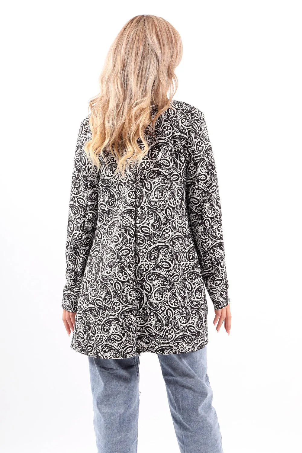 Chaqueta en blanco y negro con estampado abstracto