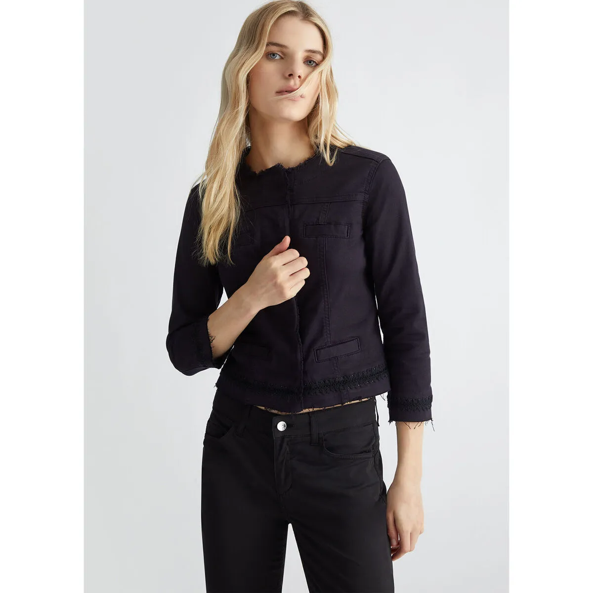 Chaqueta ligera negra con strass
