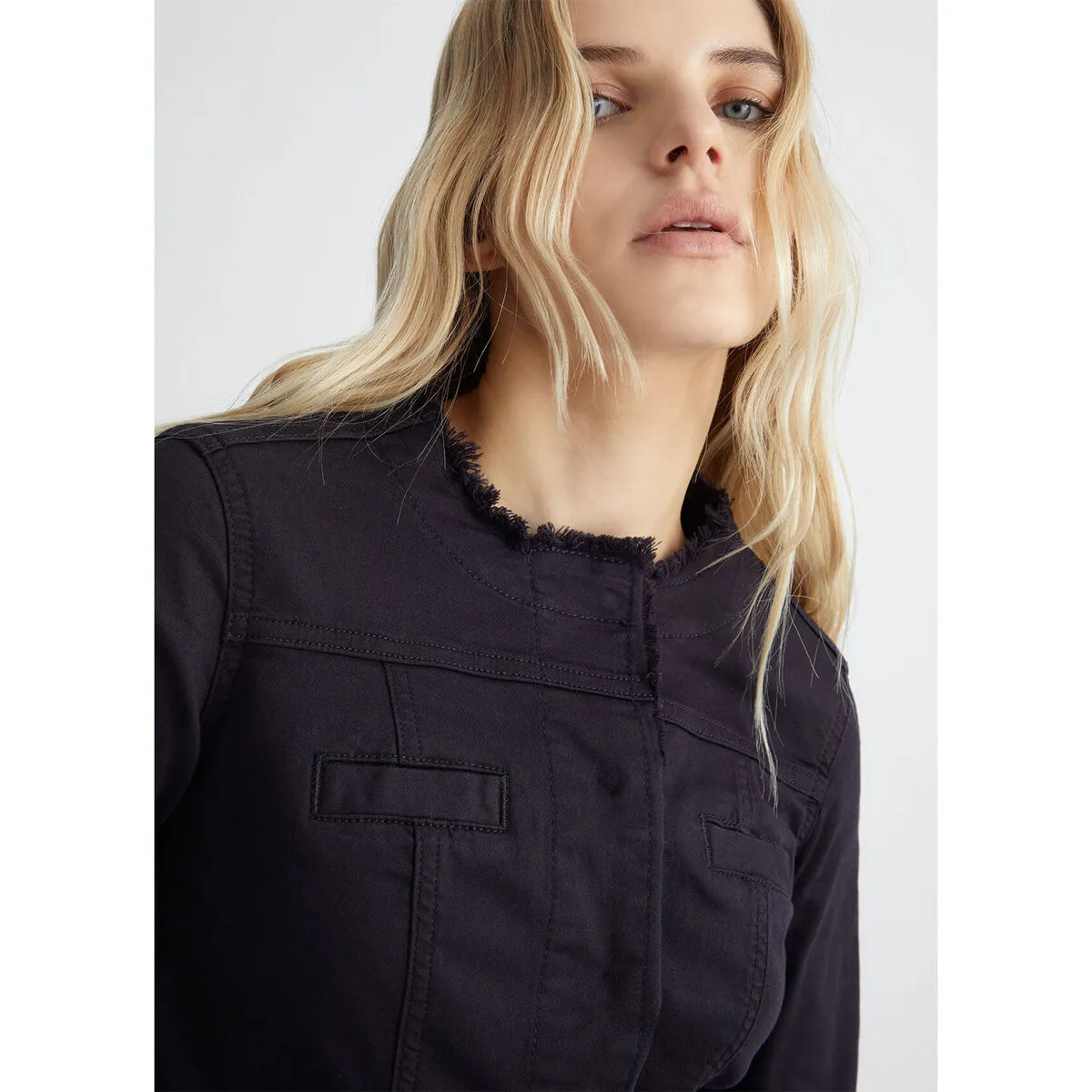 Chaqueta ligera negra con strass