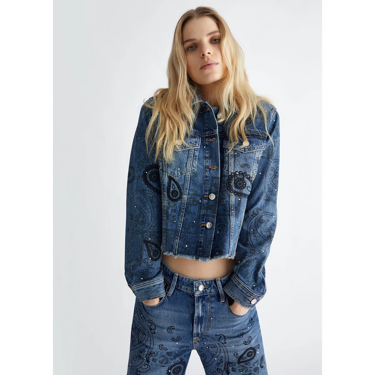 Chaqueta vaquera con bordados y strass