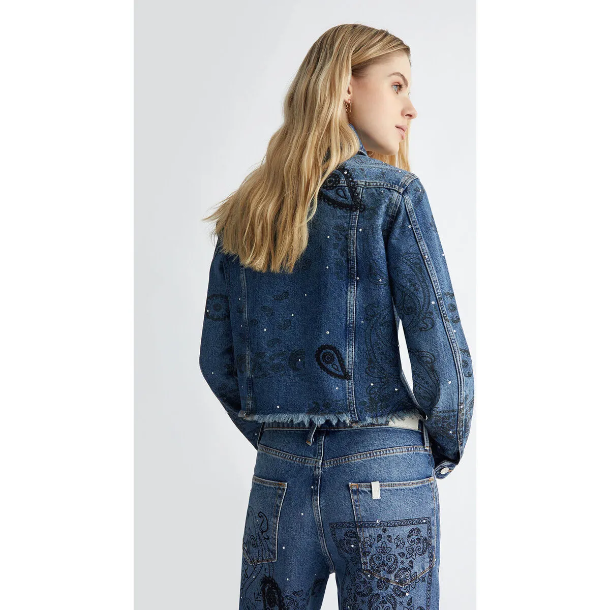 Chaqueta vaquera con bordados y strass