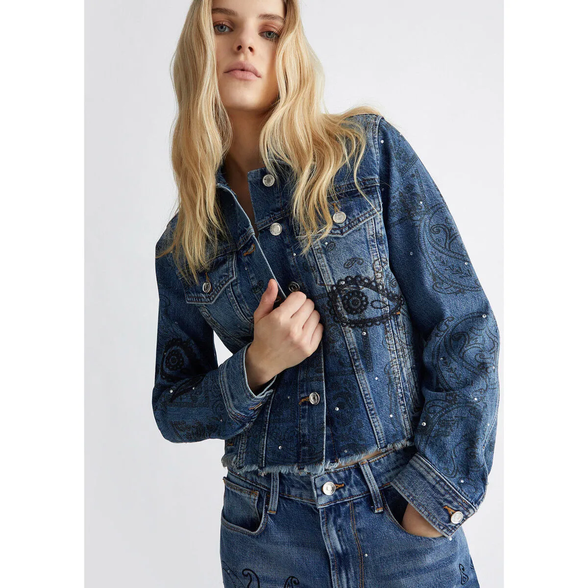 Chaqueta vaquera con bordados y strass