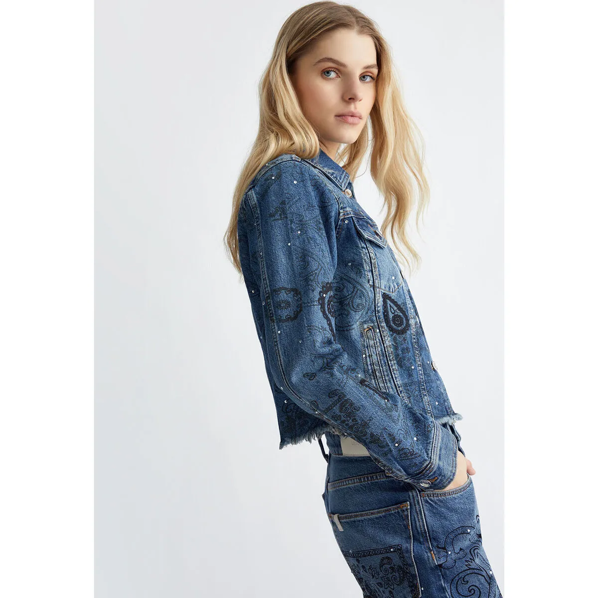 Chaqueta vaquera con bordados y strass