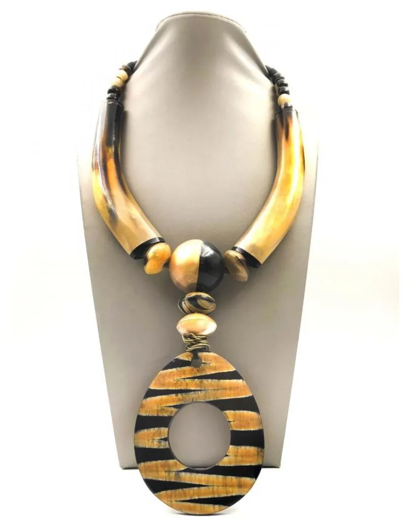 COLLARES DE COLMILLOS DE BUFALO CON VISTOSA LAGRIMA ETNICA