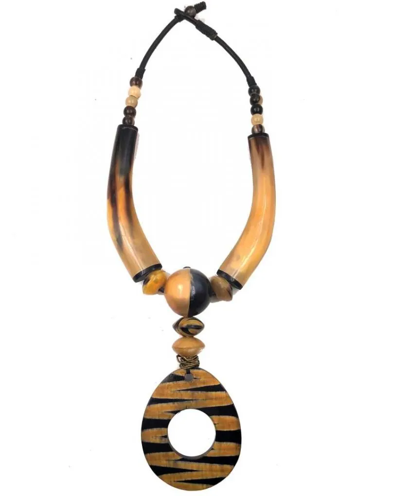 COLLARES DE COLMILLOS DE BUFALO CON VISTOSA LAGRIMA ETNICA