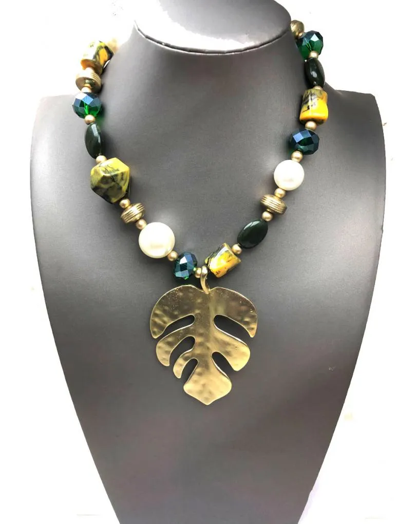 COLLARES VERDES Y DORADOS CON PERLAS Y GRAN HOJA DE ADAN