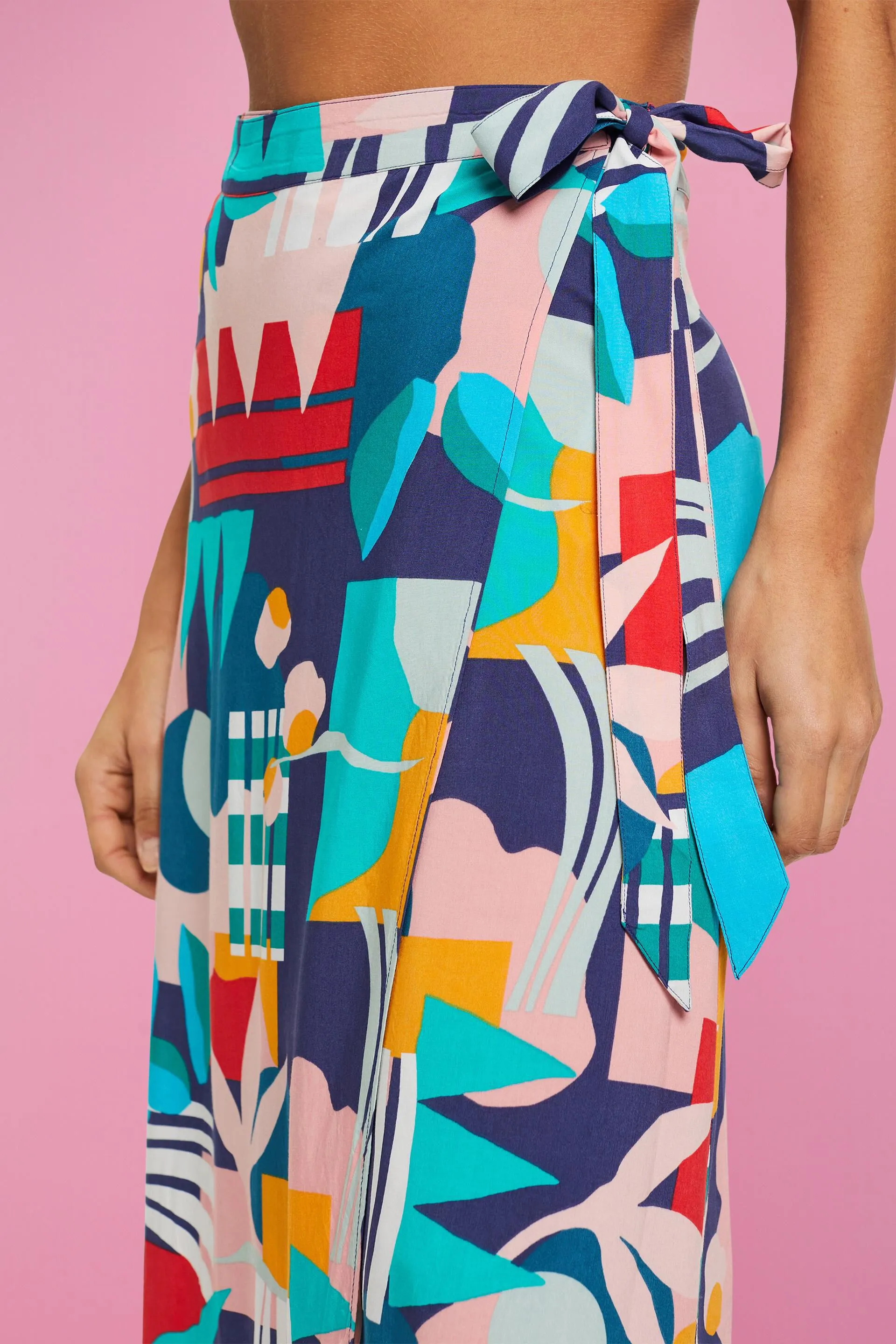 Falda con efecto cruzado y estampado multicolor