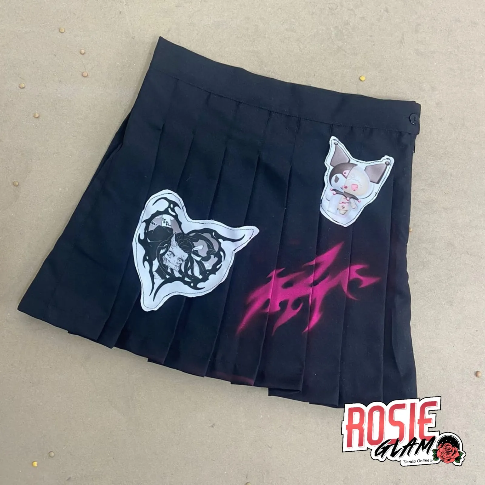 FALDA NEGRA PLISADA PARCHES  ROSIEGLAM