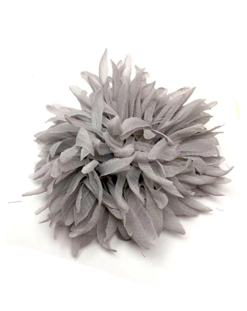 FLORES TELA GRISES EN BROCHE, PARA EL PELO O EN TOCADOS Y COLLARES