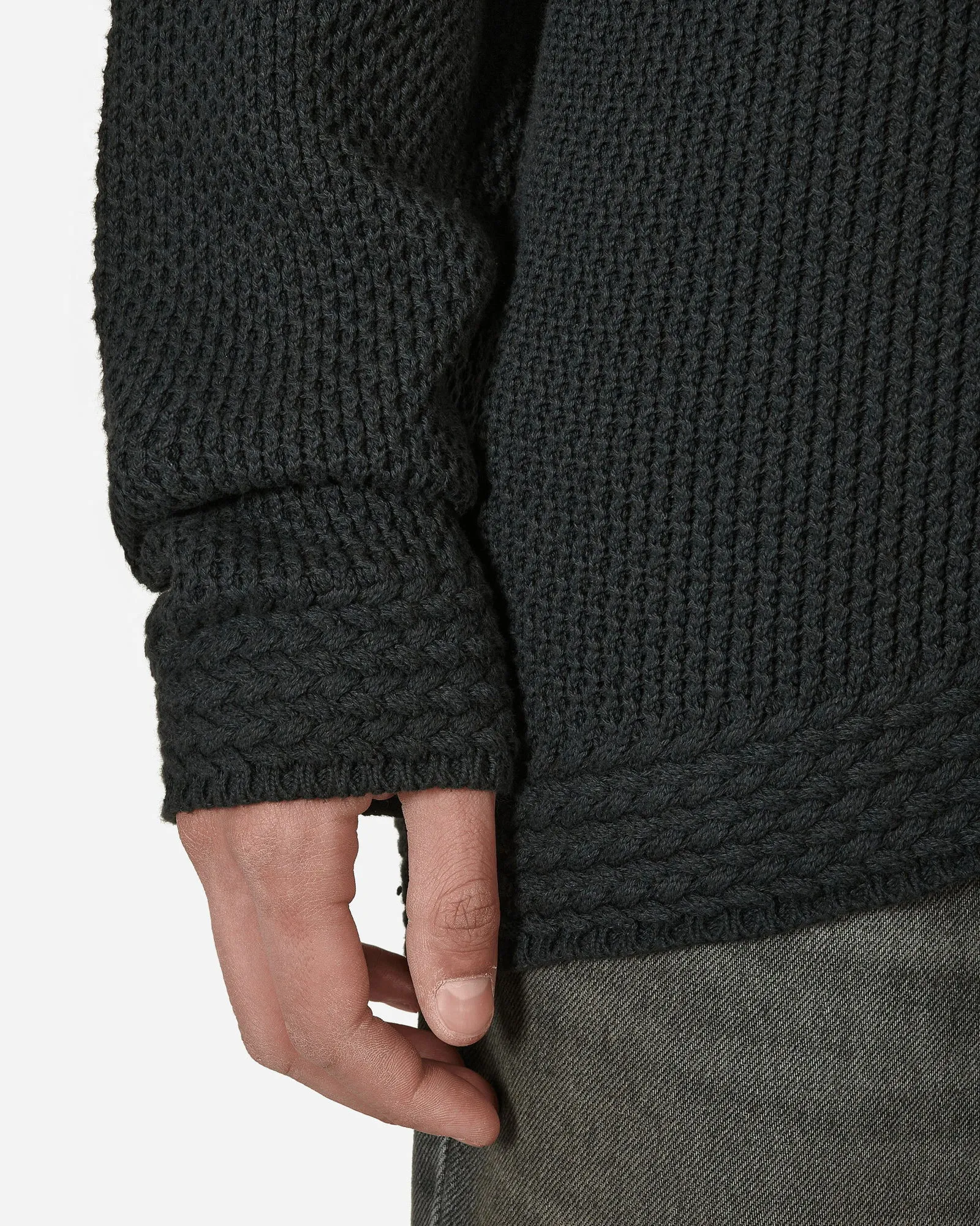GUESS VNECK SWEATER