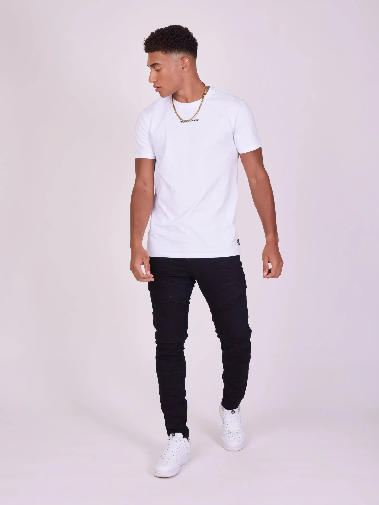 Jeans pitillo con costuras visibles
