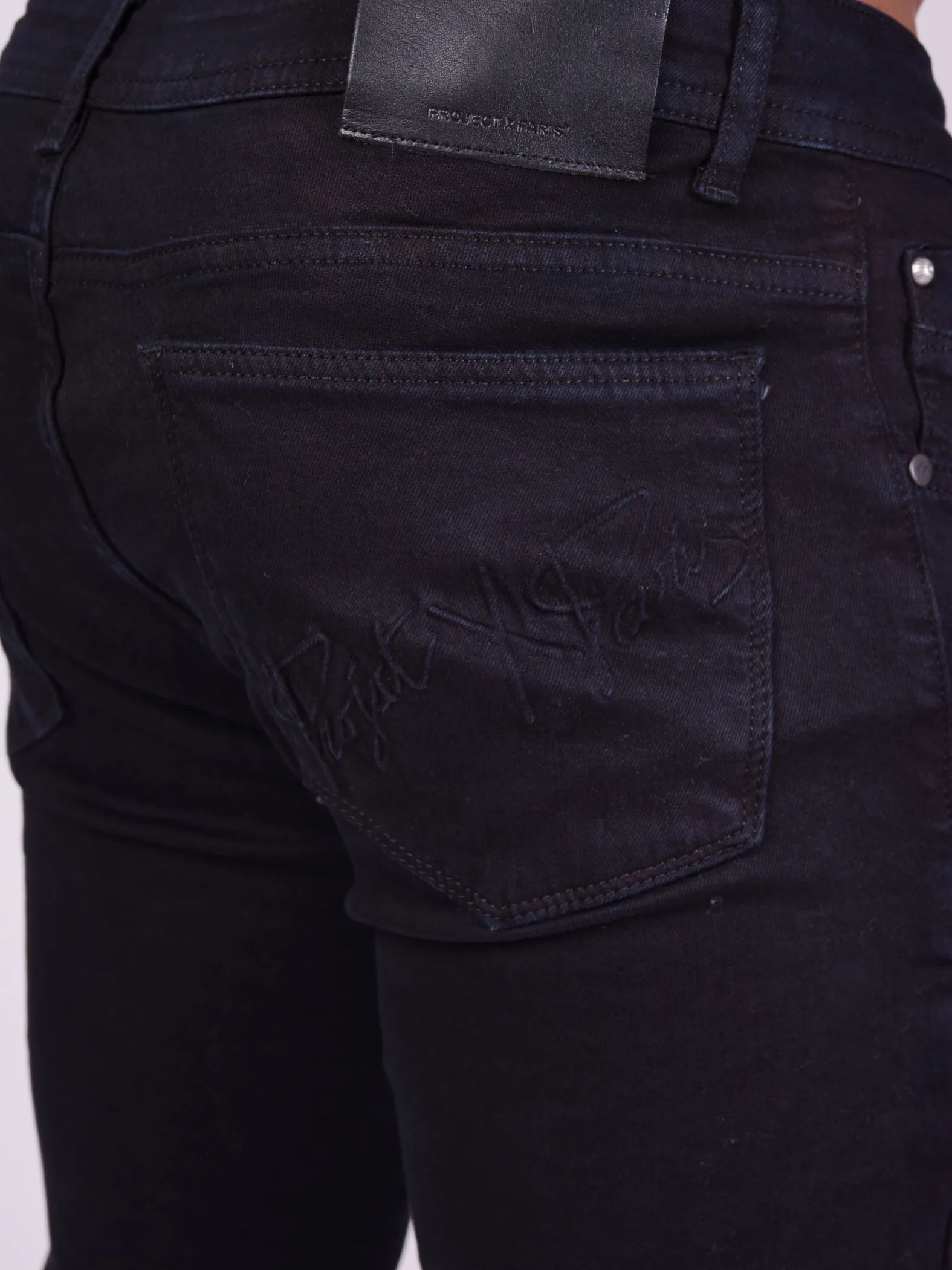 Jeans pitillo con costuras visibles