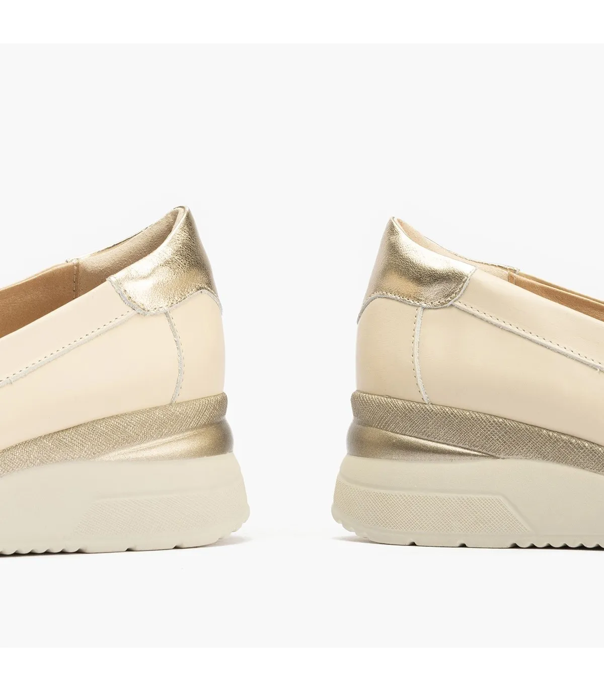 Mocasines de mujer con con adorno cadena y plataforma CREMA