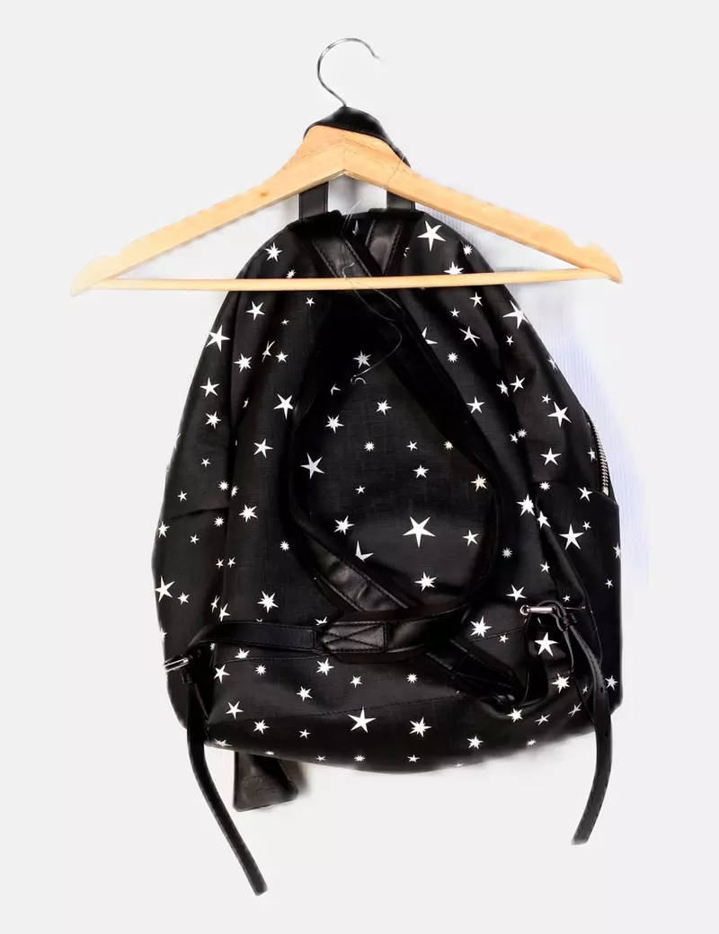 Moschino Mochila negra tachas