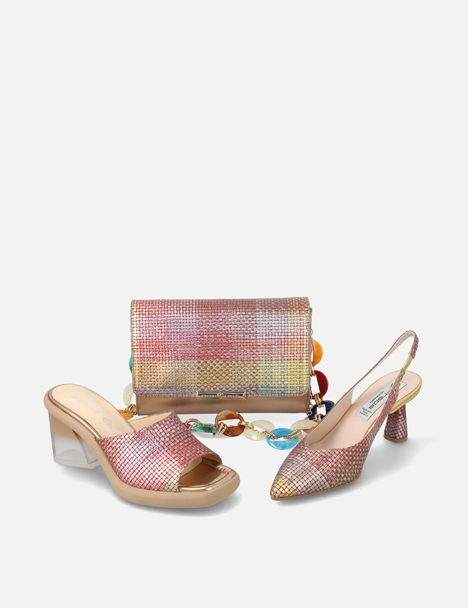 Mule tacón medio piel grabada multicolor