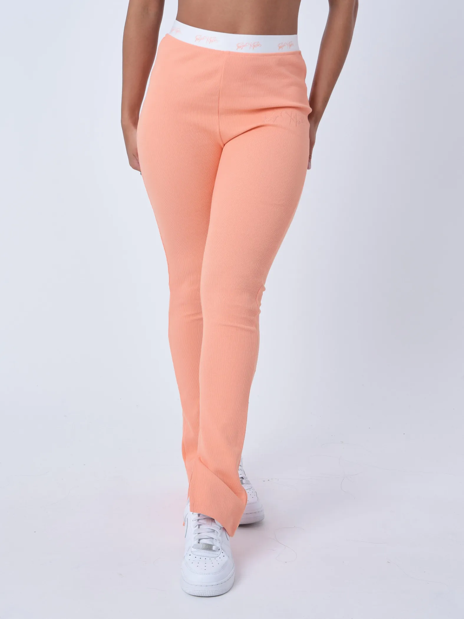 Pantalones acampanados con dobladillo partido