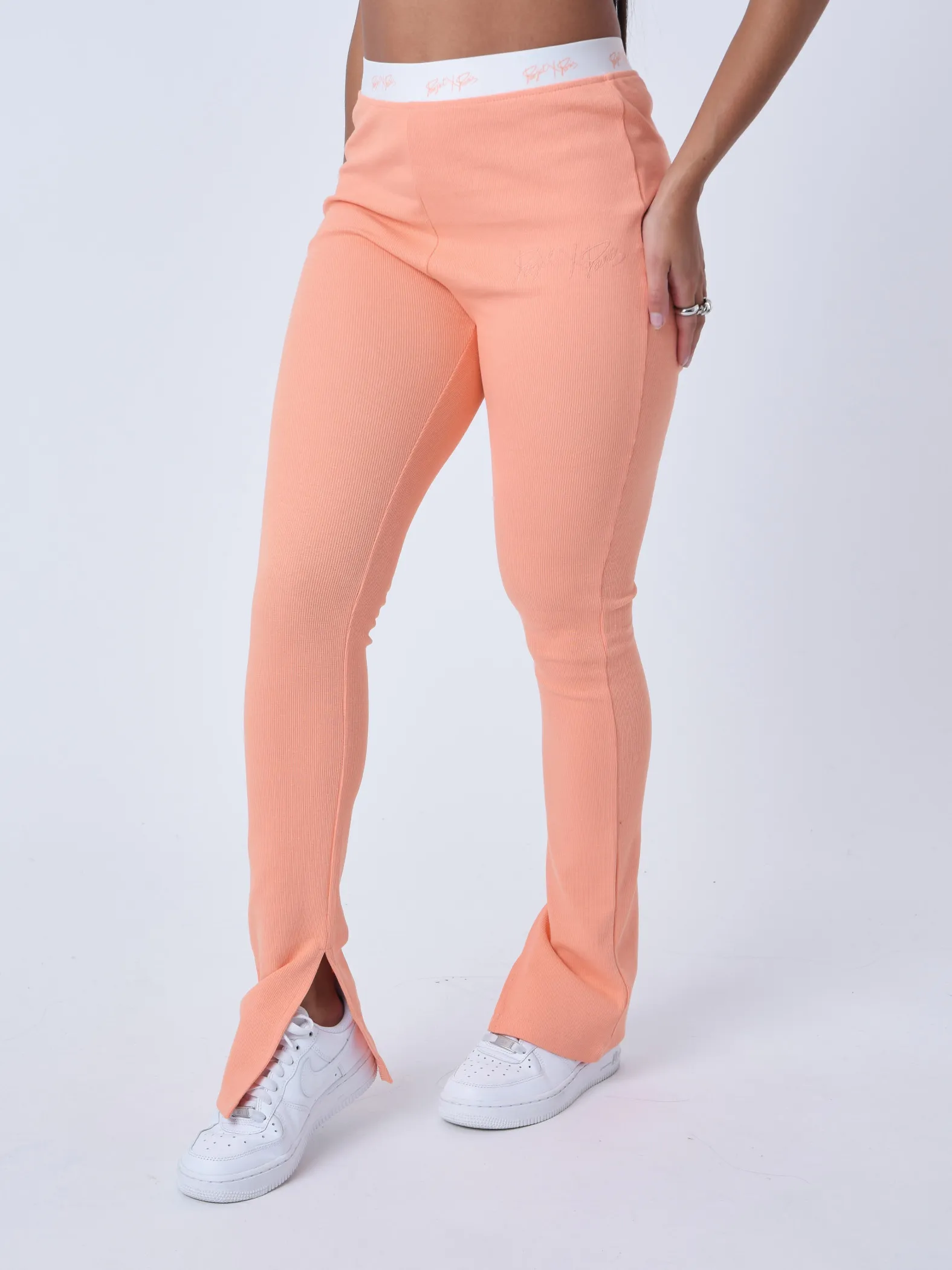 Pantalones acampanados con dobladillo partido