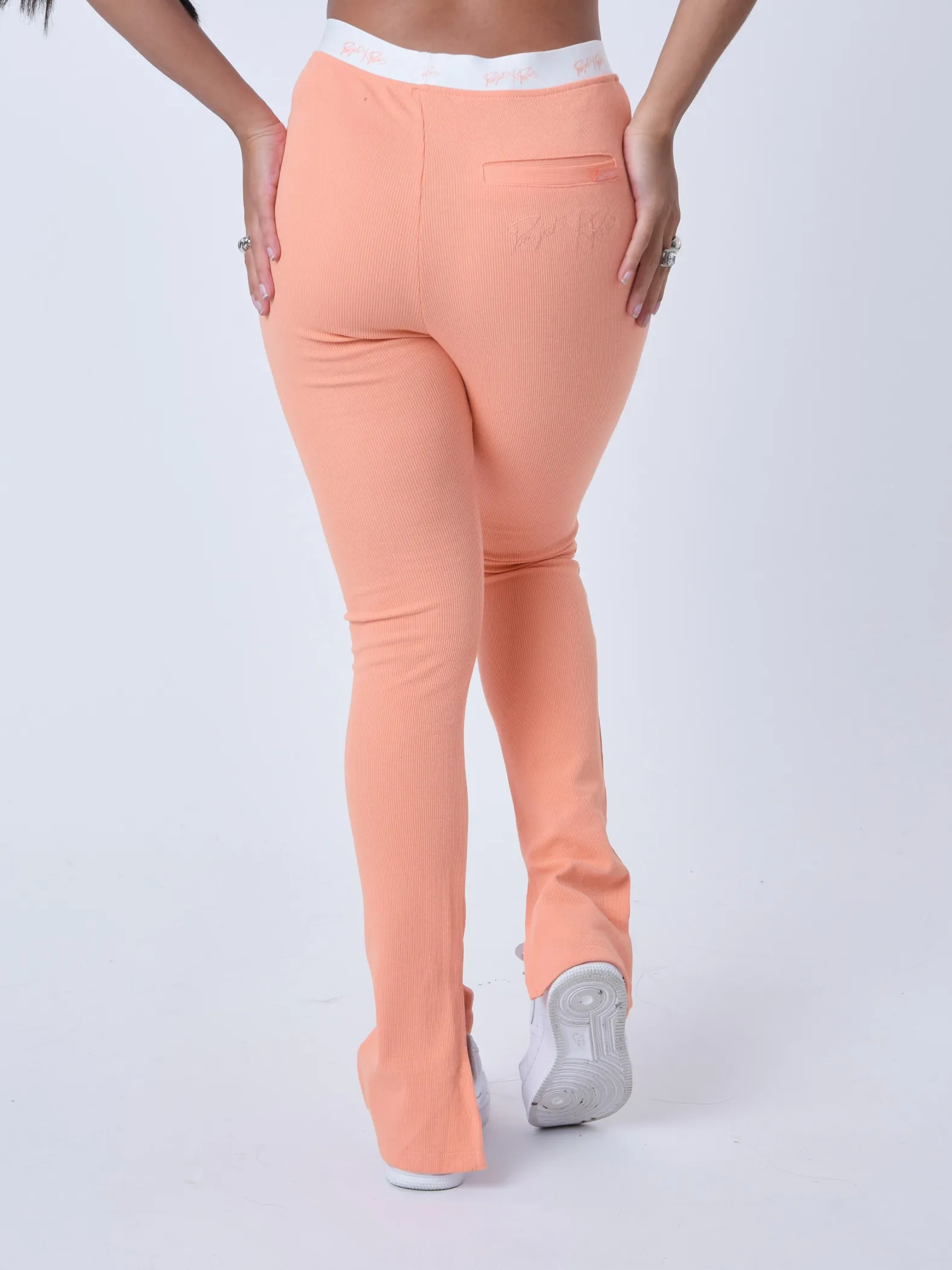 Pantalones acampanados con dobladillo partido