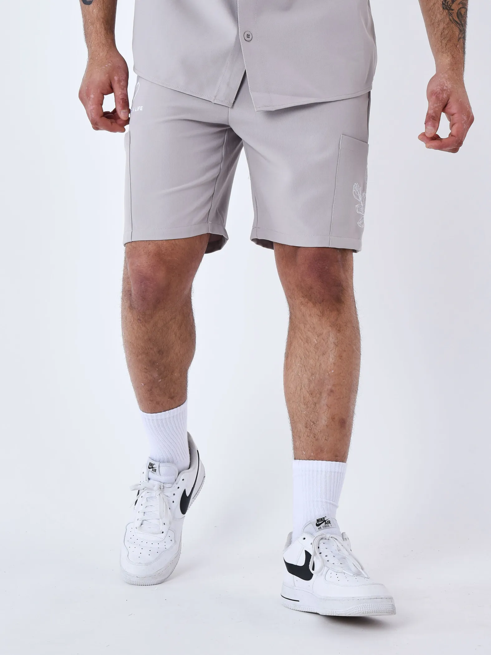Pantalones cortos bordados con flores