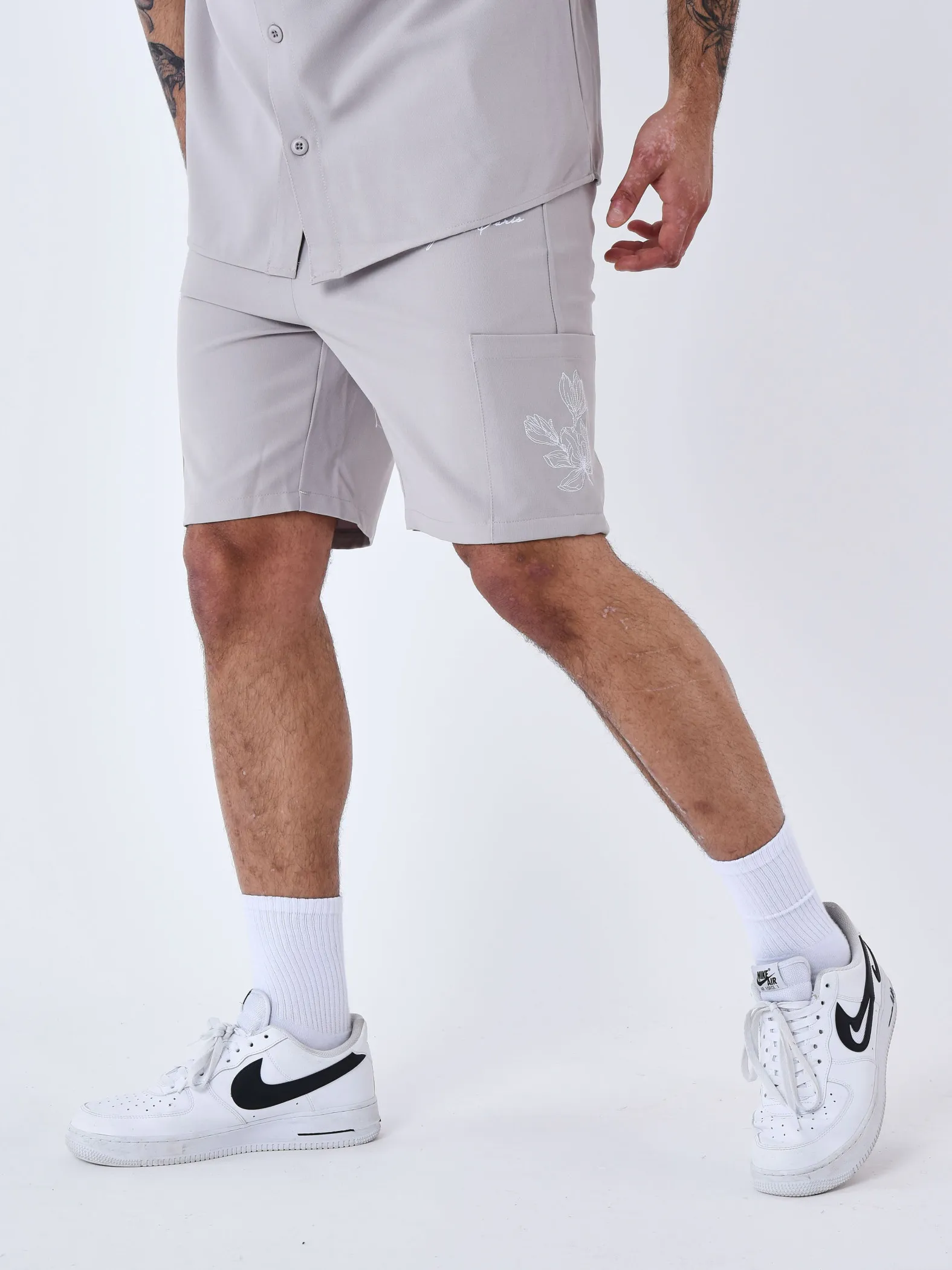 Pantalones cortos bordados con flores